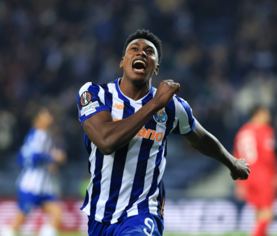 英超双雄竞逐：阿格霍瓦转会风云起