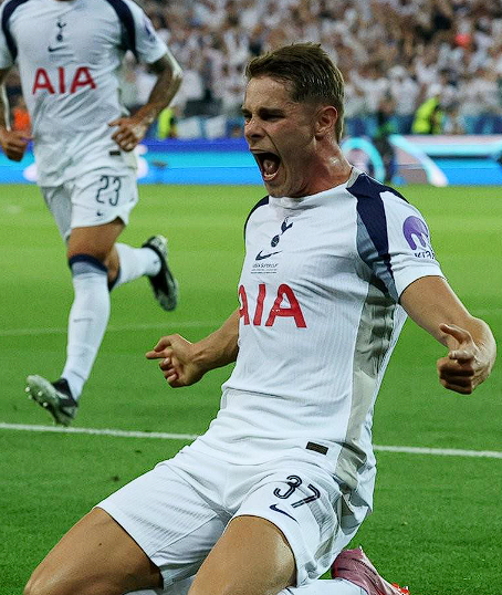 英超热刺VS水晶宫：范德芬染红，热刺红牌数居联赛前列